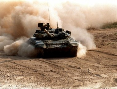 T-90 του συριακού Στρατού κυνηγά την ISIS στην Αράκ - Βίντεο
